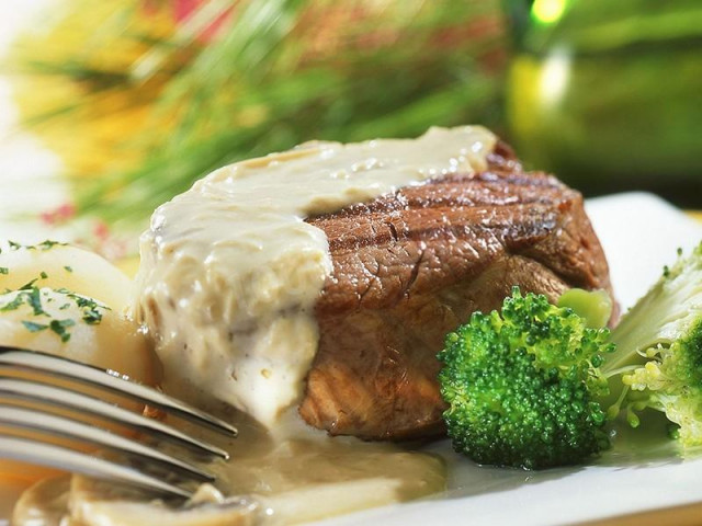 Beef entrecotes in the oven with mushroom sauce