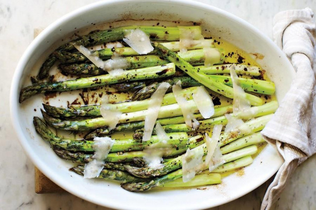 Green asparagus in the oven