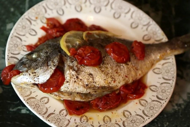 Dorada baked in the oven in foil