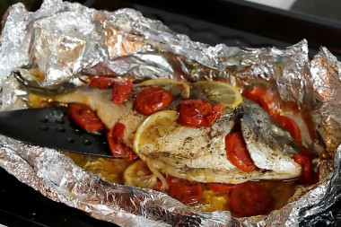 Dorada baked in the oven in foil