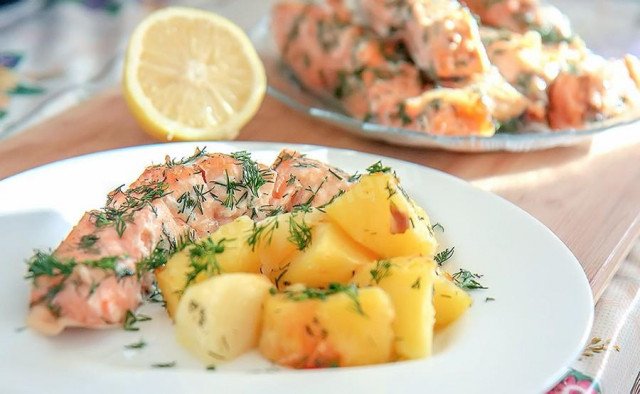 Salmon bellies with potatoes in the oven