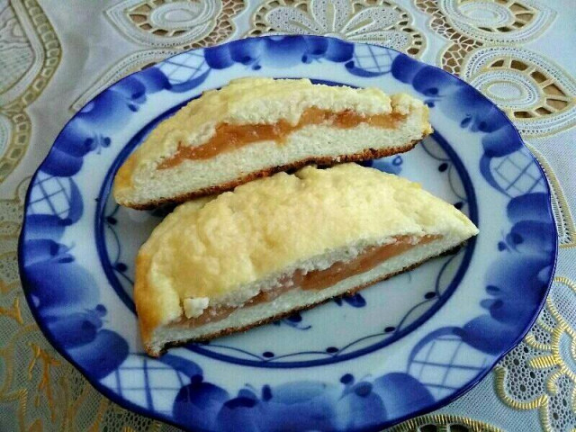 Cheesecakes with apple filling in the oven