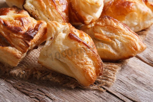 Puff pastry pies in the oven with apples