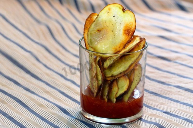 Potato chips in the oven with garlic