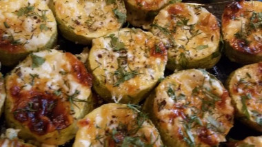 Zucchini with garlic in the oven, dietary