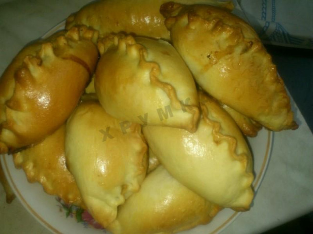 Yeast pies with seaweed in the oven