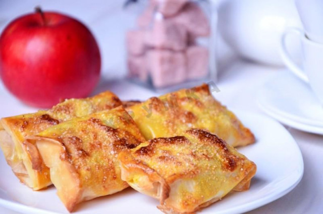 Pies with apples from filo dough in the oven