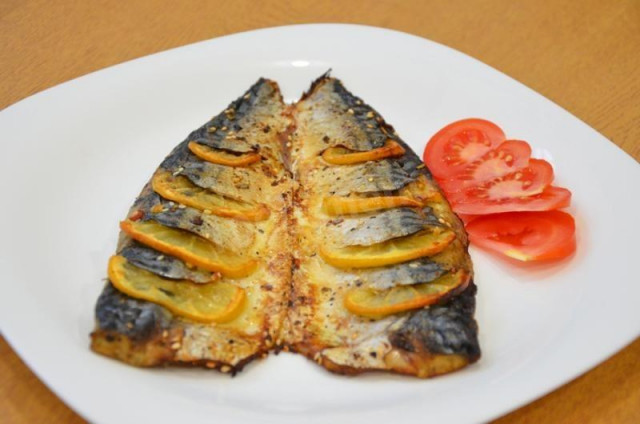 Fish with basil, sesame seeds, oregano and garlic in the oven