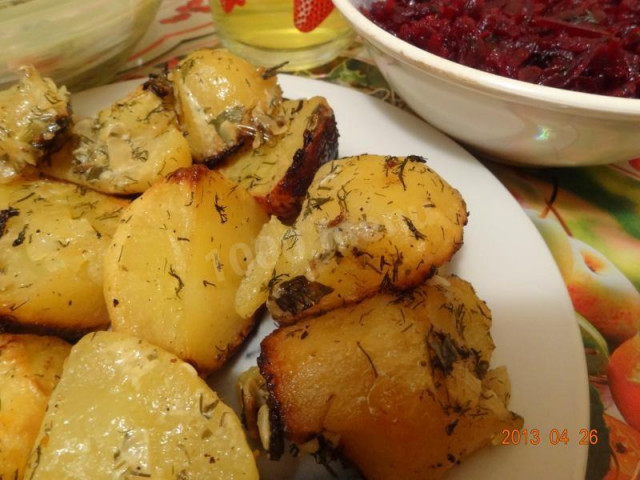 Potatoes baked in a sleeve in the oven lean