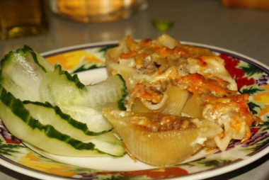 Stuffed pasta shells with minced meat in the oven