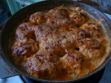 Minced meat meatballs with rice in the oven with gravy