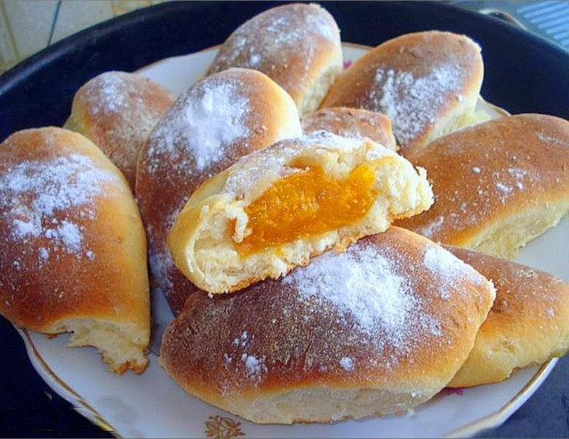 Pies with thick jam on kefir in the oven