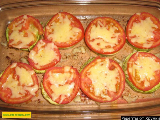 Zucchini with tomatoes in the oven under cheese