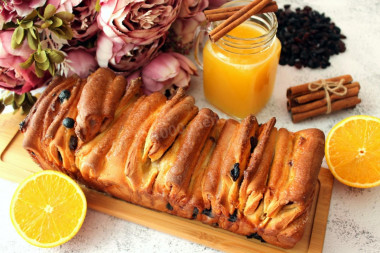 Sweet white bread accordion with orange and raisins