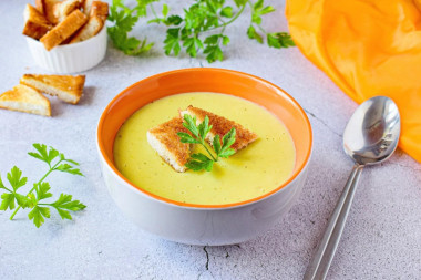 Mashed vegetable soup with cream for baby