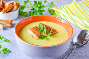 Mashed vegetable soup with cream for baby