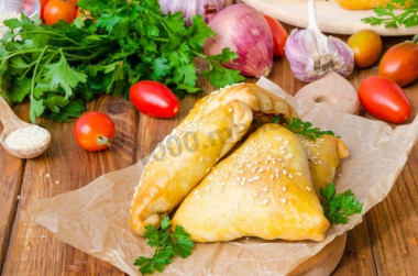 Samsa with puff pastry chicken