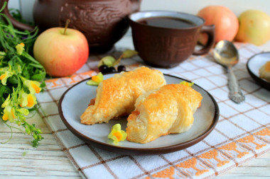 Puff pastry bagels with jam