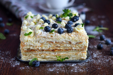 Napoleon cake made of ready-made puff pastry