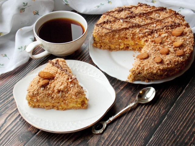 Walnut cake with almonds