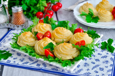 Mashed potatoes baked in the oven with cheese