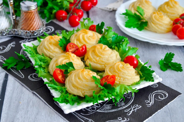 Mashed potatoes baked in the oven with cheese