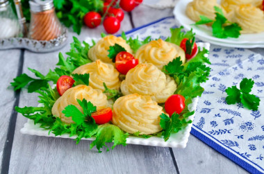 Mashed potatoes baked in the oven with cheese