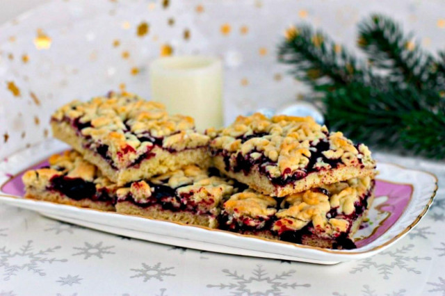 Grated cookies with jam