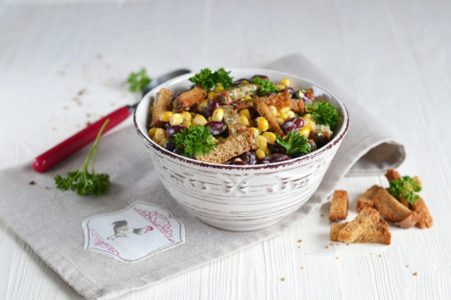 Bean and corn salad with crackers