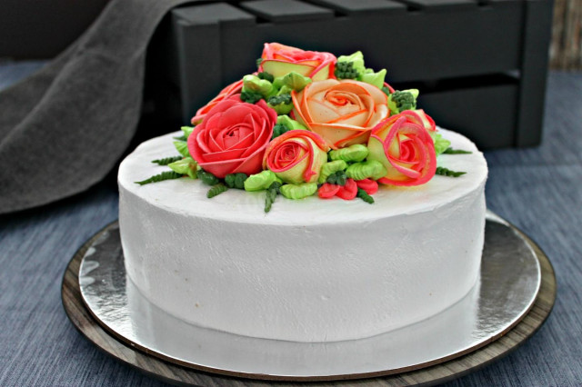 Cake with meringues decorated with flowers