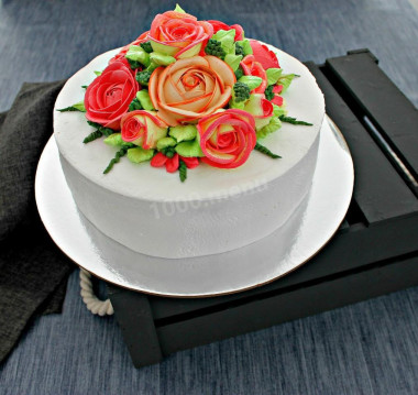 Cake with meringues decorated with flowers