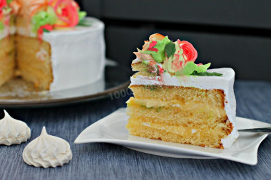 Cake with meringues decorated with flowers