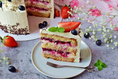 Sponge cake with curd cream and fruits