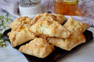 Puff pastry envelopes with cheese