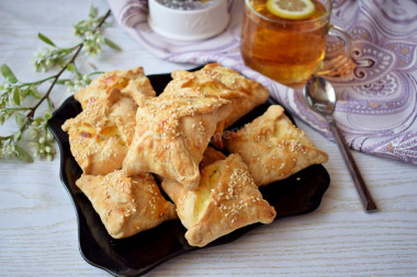 Puff pastry envelopes with cheese