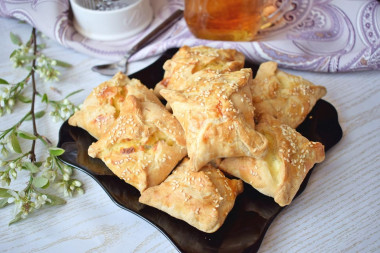 Puff pastry envelopes with cheese