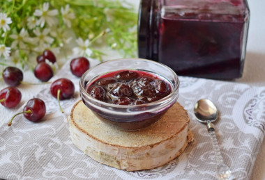 Seedless cherry jam for winter