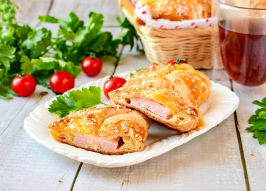 Puff pastry with ham and cheese