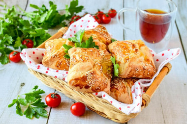 Puff pastry with ham and cheese