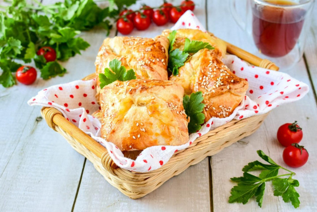 Puff pastry with ham and cheese