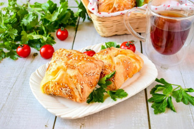 Puff pastry with ham and cheese