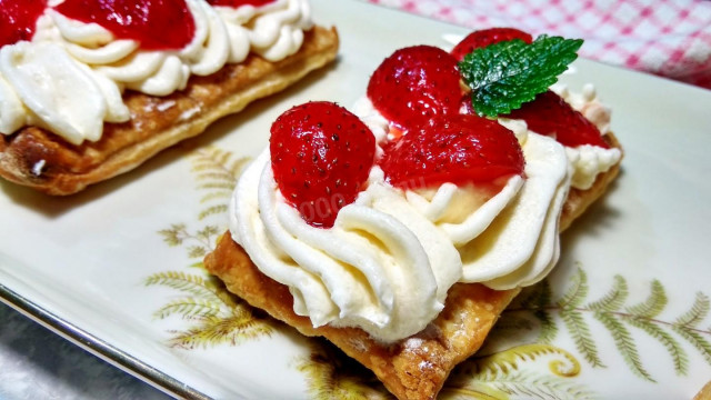 Yeast-free puff pastry with strawberries and cream