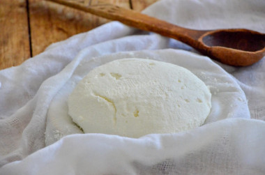 Cottage cheese made from sour milk at home