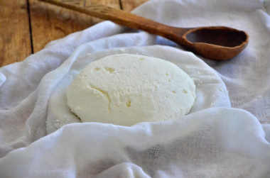 Cottage cheese made from sour milk at home