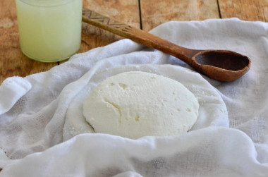 Cottage cheese made from sour milk at home