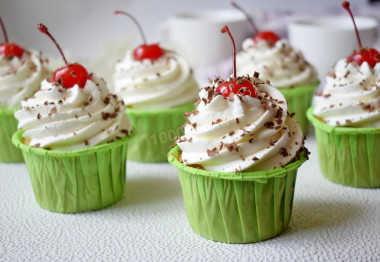 Cupcakes with stuffing inside at home