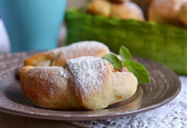 Bagels on kefir and yeast with jam