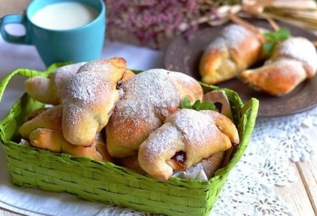 Bagels on kefir and yeast with jam