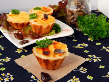 Julienne with chicken and sour cream in tartlets