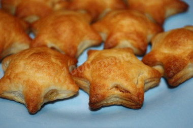 Asterisks Christmas pies with fish and onion puff pastry